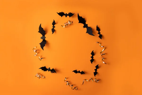 Halloween Koncepcja Wakacje Czarnymi Nietoperzami Pomarańczowym Tle Widok Góry — Zdjęcie stockowe