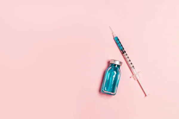 Лікувальна Пляшка Єкцій Вакцина Проти Коронавірусу Ампули Шприцом Рожевому Тлі — стокове фото