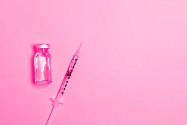 Spruta Med Läkemedel Från Injektionsflaska Glas Ljusrosa Bakgrund Vaccination Mot — Stockfoto