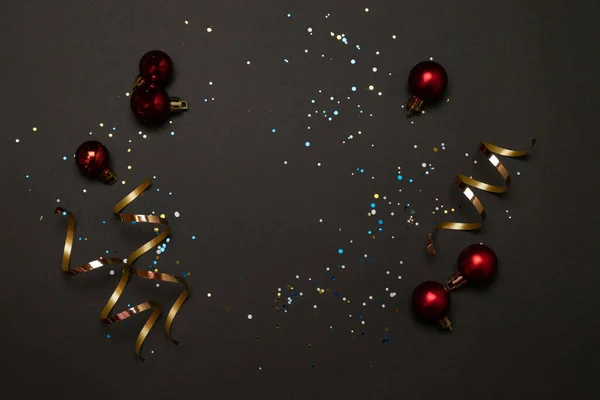 Moda Noel Tatili Süslemeleri Koyu Arka Planda Klasik Kırmızı Buzlu — Stok fotoğraf