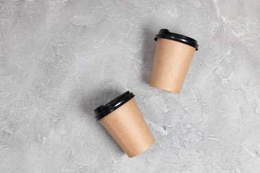 Gri beton arka planda iki kahve fincanı maketi. Kahve hazır.