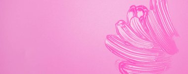 Pembe arka planda nemlendirici serumun şeffaf dokusu. Kozmetik sıvı güzellik ürünü