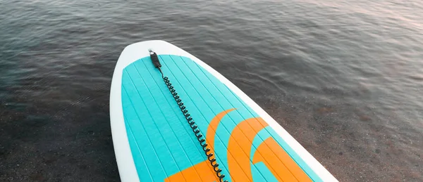 Close Van Stand Sup Peddelbord Aan Meer Zee Met Blauwe — Stockfoto