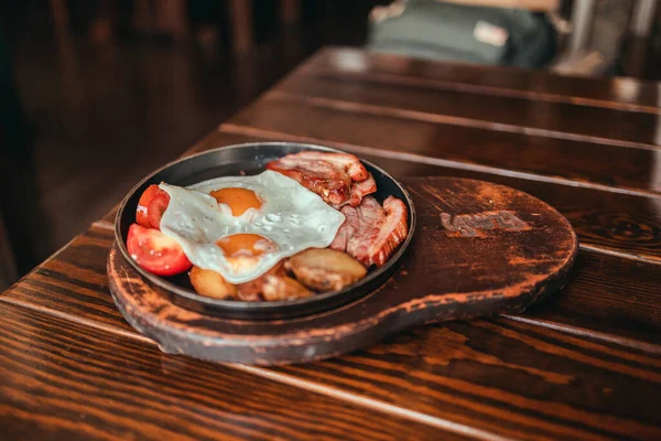 Stekta Ägg Med Bacon Tomater Och Rostat Bröd Träbord Ett — Stockfoto