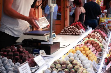 Geleneksel çikolata festivali şekerleriyle yılbaşı pazarında oyalayın.