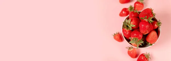 분홍색 배경에 딸기의 윗부분을 십시오 원문을 — 스톡 사진