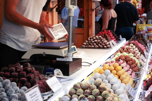 Geleneksel Çikolata Festivali Şekerleriyle Yılbaşı Pazarında Oyalayın — Stok fotoğraf