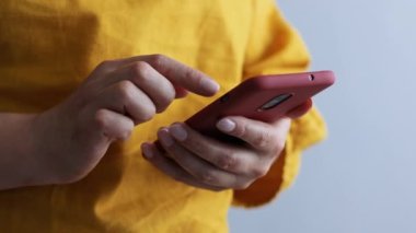Kadın elleri evde akıllı telefon tutarak sosyal medyayı kontrol ediyor. Cep telefonu uygulaması kullanan, internetten alışveriş yapan, eve sipariş veren bir kız.