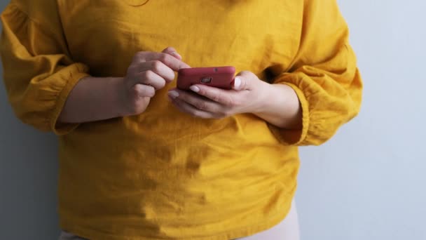 Обрезка видео руки деловой женщины с помощью смартфона устройство с 5g интернет-серфинга веб на сером фоне — стоковое видео