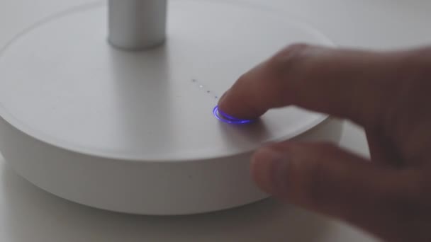 開始ボタンを押すと、起動するには、白の近代的な電動ファンの指のボタンにインジケータ青の光をオンとオフにします。ファンをオンにする — ストック動画