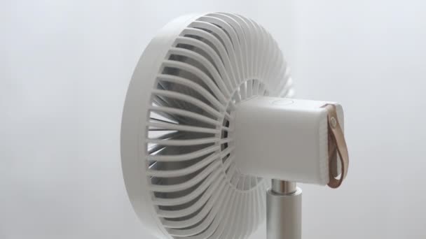 Fermer ventilateur électrique de bureau blanc sur fond blanc clair. Vue arrière — Video