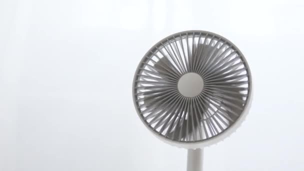 Close up bílý kov přenosný ventilátor s lopatkami spínač funguje v horkém letním dni. — Stock video