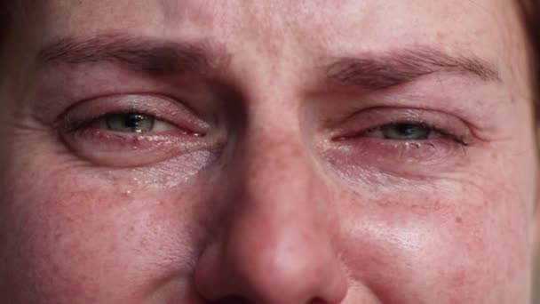 Kobieta płacze. Zdenerwowana, przygnębiona dziewczyna z kolorowymi oczami i łzami na policzkach w domu. Płyną łzy.. — Wideo stockowe