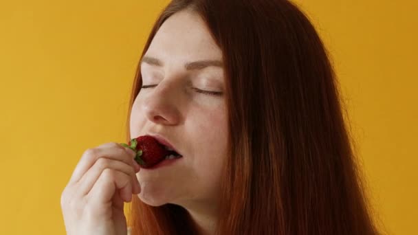 Gelukkig meisje dat aardbeien eet, geniet van verse biologische snack, gezond eten en lifestyle concept. Gezond voedsel — Stockvideo