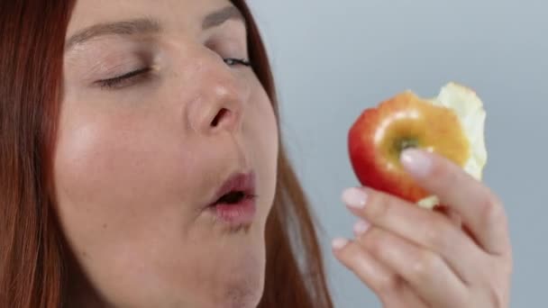 Attraktive Frau isst reifen roten Apfel mit geschlossenen Augen, genießt frischen Bio-Snack, gesunde Ernährung und Lifestylekonzept — Stockvideo