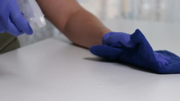Wanita membersihkan meja dengan semprotan disinfektan dan kain microfiber di rumah. Konsep desinfeksi dan pencegahan covid-19. — Stok Video