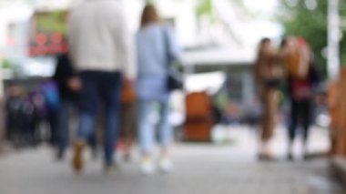 Şehir caddesinde yürüyen isimsiz bir kalabalık. Büyük şehirde kalabalık var. Bulanık arkaplan