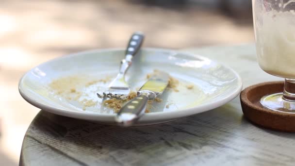 Platos sucios vacíos sobre la mesa en el café de la ciudad. Platos vacíos después de comer — Vídeos de Stock