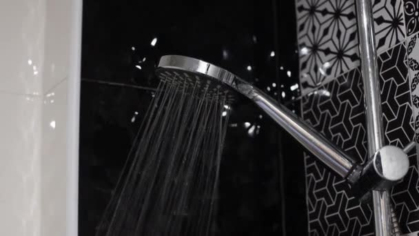 El agua fluye de la ducha en el baño . — Vídeo de stock