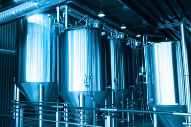 Bira fabrikası, bira fabrikası metal varilleri ezer. Küçük işletme kavramı.