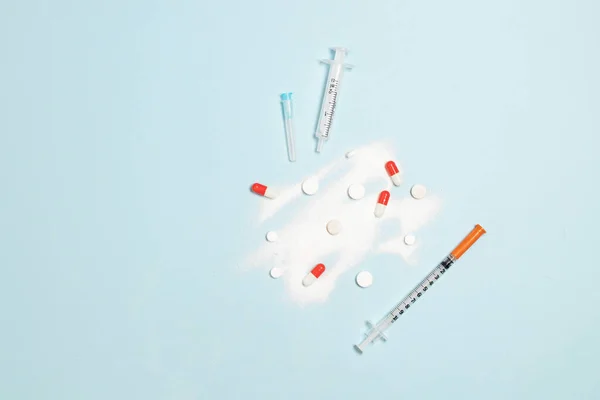 用药物、抗生素药瓶、蓝色背景的药丸对注射器的医疗组成进行了最全面的观察。健康生活方式概念. — 图库照片