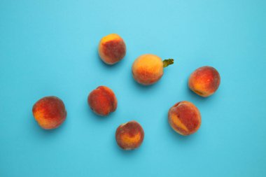 Mavi arka planda Taze şeftali ile düz yatıyordu kompozisyon