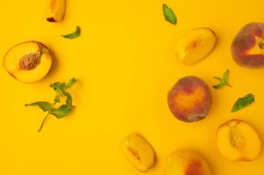 Sarı arka planda olgun sulu şeftaliler. Fotokopi alanı olan taze organik meyveler.