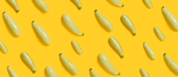 黄色の背景に新鮮な有機野菜の骨髄の芸術パターン.健康的な食事 — ストック写真