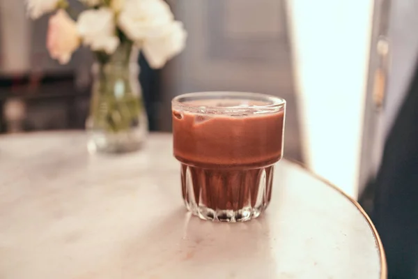 Eisschokolade Milchshake Getränk Auf Einem Weißen Marmortisch Elegantes Café Interieur — Stockfoto