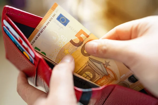 Persona Sacando Dinero Euros Billetera Bolsillo Contando Dinero Concepto Economía —  Fotos de Stock