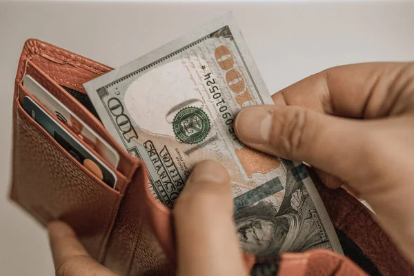 Руки Вынимают Деньги Бумажника Финансовые Символы — стоковое фото