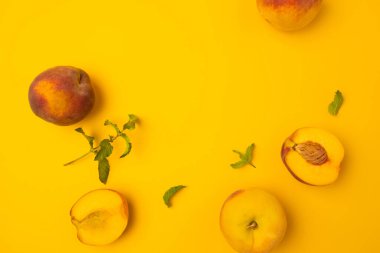 Sarı arka planda olgun sulu şeftaliler. Düz konum, üst görünüm, kopyalama alanı. Taze armuttan yapılmış çerçeve.