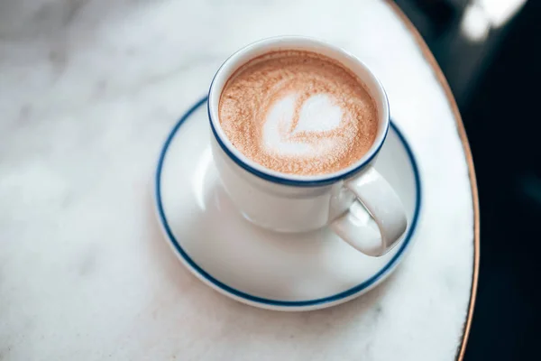 Glasschale mit heißem aromatischem Kaffee-Cappuccino auf weißem Marmortisch im Straßencafé, Kaffee am Morgen — Stockfoto