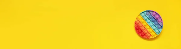 Szivárvány antistress Pop it fidget játék sárga háttér másolási hely — Stock Fotó