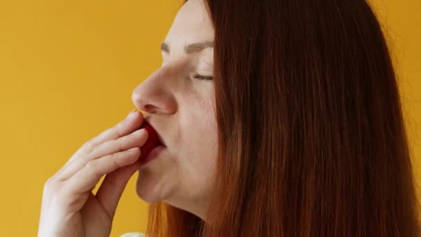 Gelukkige jonge vrouw proeven van aardbeien in de zomer, genieten van verse biologische snack, gezond eten en lifestyle concept — Stockvideo