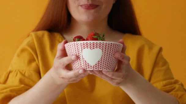 Frauenhände mit einer Schüssel frischer Erdbeeren. Gesunde Ernährung — Stockvideo