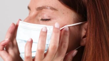 Tıbbi maskeyi çıkar, karantina sona erdi. Beyaz kadın yüzünü kapatın koruyucu tıbbi maskesini çıkarın, derin bir nefes alın.