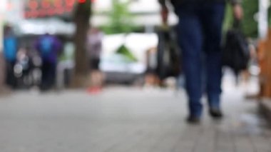 Kalabalık bir sokakta yürüyen insanlar. Büyük şehirde kalabalık var. Bulanık arkaplan