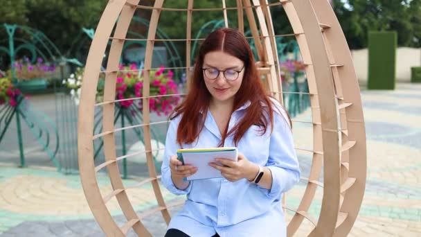 Žena drží tužku a píše si poznámky venku v zamračený den — Stock video