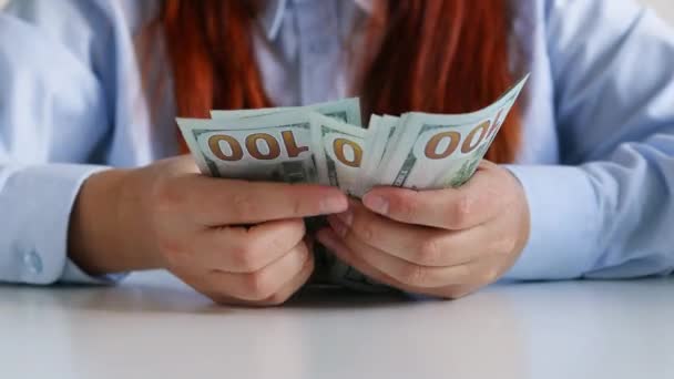 Handen tellen dollarbiljetten aan tafel thuis. Financiële boekhouding geld besparen. Boekhouding, belastingen en financiën. — Stockvideo