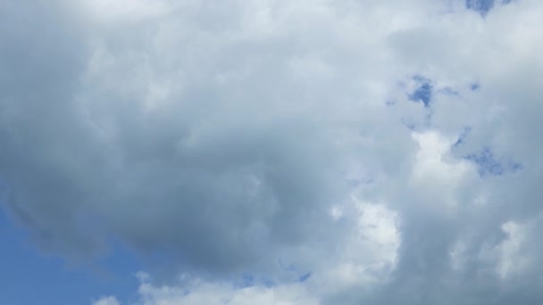 Hermoso cielo al atardecer. Fondo de cielo natural. Paisajes serenos vibraciones tranquilas — Vídeos de Stock