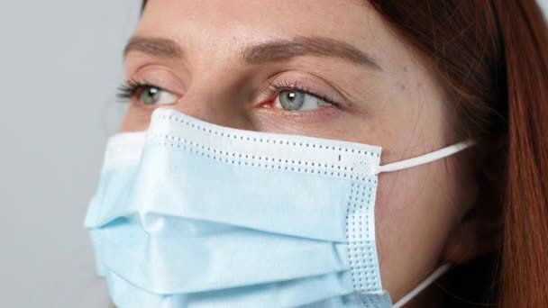 Close up de rosto feminino caucasiano decolando máscara protetora médica, respire fundo de ar fresco — Vídeo de Stock