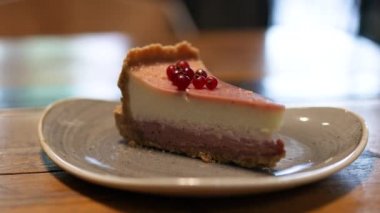 Kafedeki ahşap masada lezzetli bir pasta. Yakın plan.