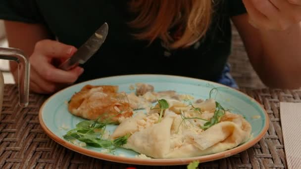 Zblízka ženské stravování vychutnat zdravé omelety potravin při posezení na terase restaurace v letní den — Stock video