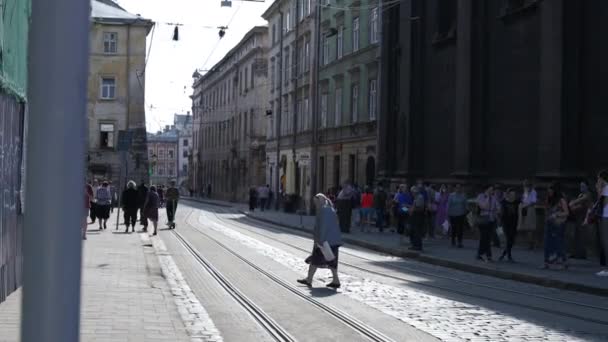 Odessa, Ucraina, 5 luglio 2021: Moderno tram giallo per strada nel centro città — Video Stock