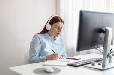 Mesafe öğrenme, eğitim ve çalışma. Evdeki not defterine el ele tutuşma, hedefler, planlar yazma, masa başında iş ve istek listesi yapma,.