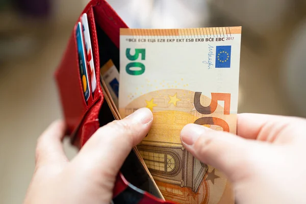 Человек Вынимающий Деньги Евро Кошелька Своей Кредитной Карты — стоковое фото