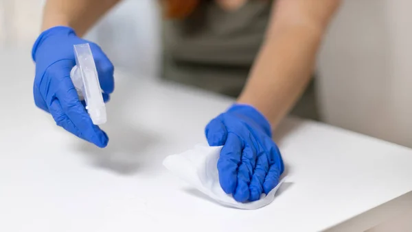 Mulher Limpando Mesa Branca Com Toalha Papel Casa — Fotografia de Stock