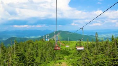 Teleferikten Ukrayna 'daki Karpatlar' a kadar parlak bir manzara. Kablolu araba