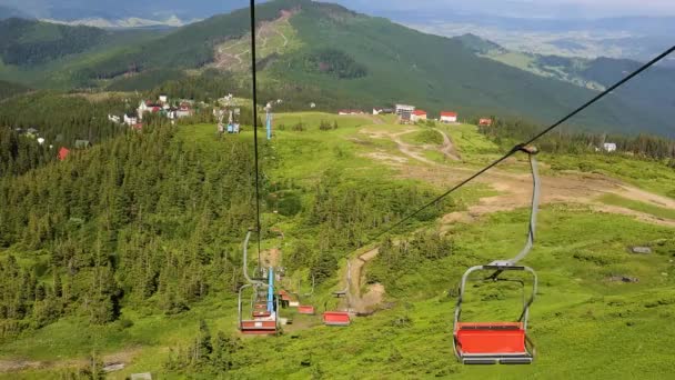 Aerial Cableway atracție turistică populară. Mașină de cablu în Munții Carpați din Ucraina. — Videoclip de stoc